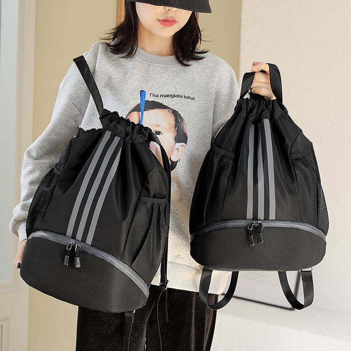 "Unisex nylonryggsäck med ljusgrå dragsko, justerbara remmar och slitstarkt tyg, idealisk för vardagliga äventyr."