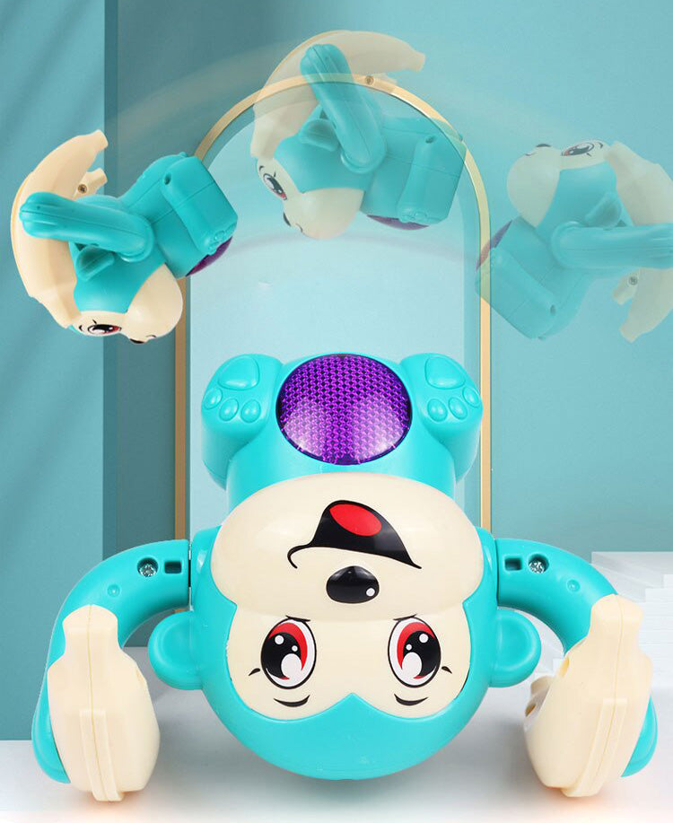 En glad bebis sträcker sig efter den rullande apan, en pedagogisk leksak som inspirerar till rörelse.