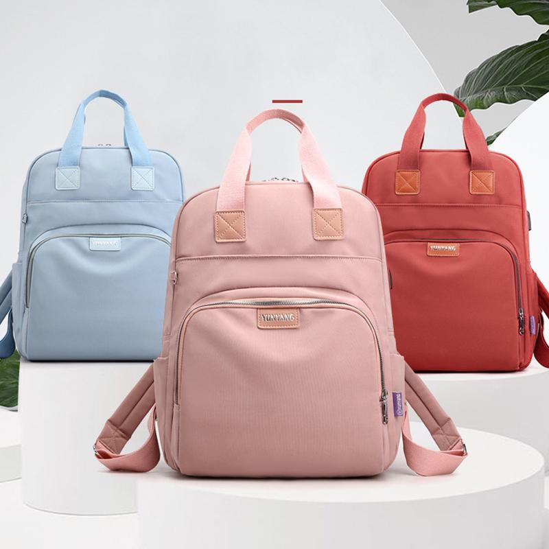 "Unisex ryggsäck med laddningsport, rymlig design, justerbara axelband och åtta färger, perfekt för resor och pendling."