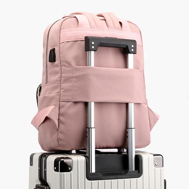 "Unisex ryggsäck med laddningsport, rymlig design, justerbara axelband och åtta färger, perfekt för resor och pendling."