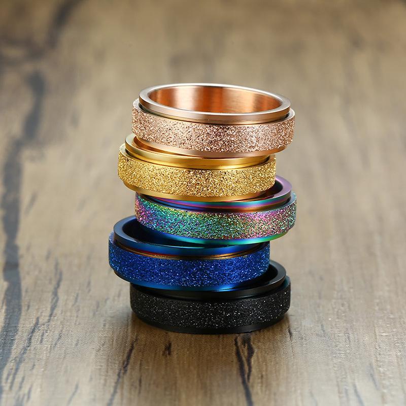 "Unisex sandblästrad roterande fidget ring i rostfritt stål, elegant och modern design, flera färger tillgängliga."