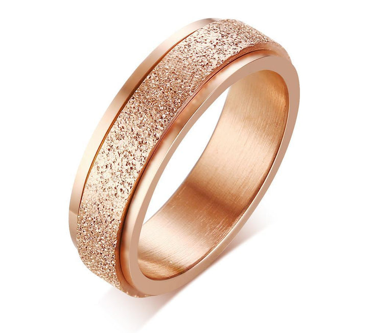 "Unisex sandblästrad roterande fidget ring i rostfritt stål, elegant och modern design, flera färger tillgängliga."