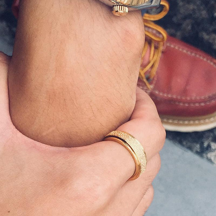 "Unisex sandblästrad roterande fidget ring i rostfritt stål, elegant och modern design, flera färger tillgängliga."
