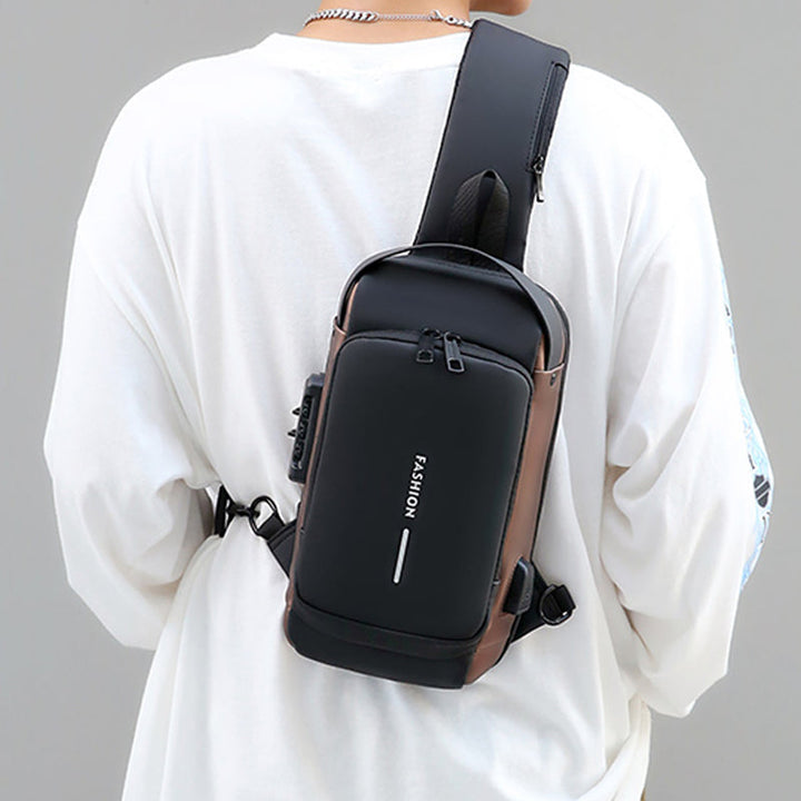 "Unisex stöldskydd bröstväska i svart PU, reflekterande detaljer, framifrån, säker och stilren för dagligt bruk."