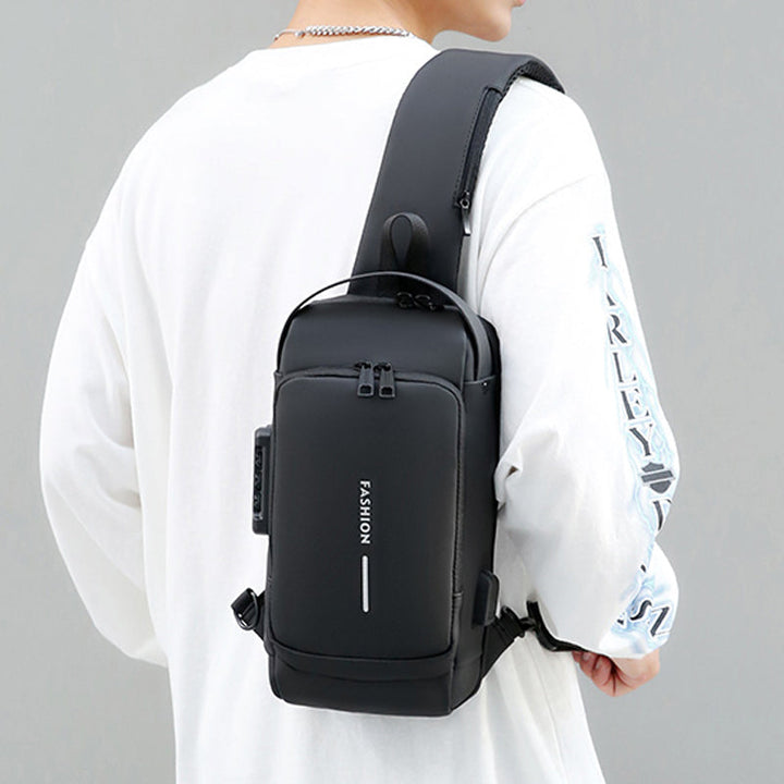 "Unisex stöldskydd bröstväska i svart PU, reflekterande detaljer, framifrån, säker och stilren för dagligt bruk."