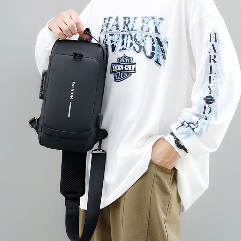 "Unisex stöldskydd bröstväska i svart PU, reflekterande detaljer, framifrån, säker och stilren för dagligt bruk."