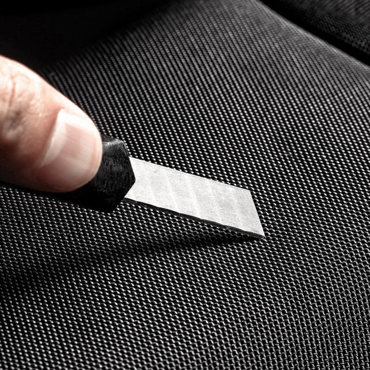 "Unisex stöldskydds axelväska i vattentät polyester, svart färg, justerbar rem och fickor, elegant och säker design."