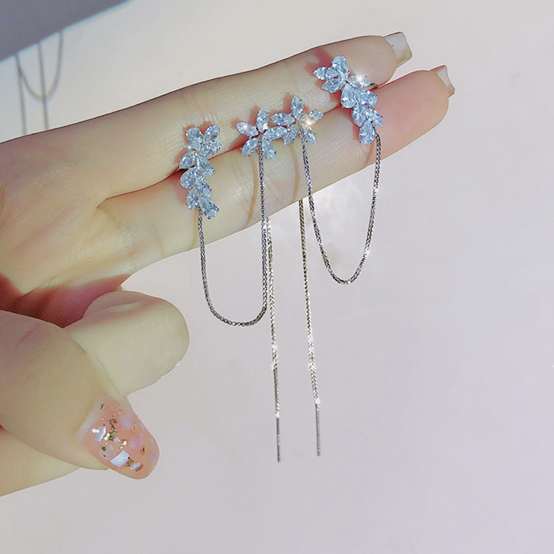 "Unisex tofs hängande örhängen med glänsande zirkoninlägg och dekorativ design, perfekta som hypoallergena accessoarer."