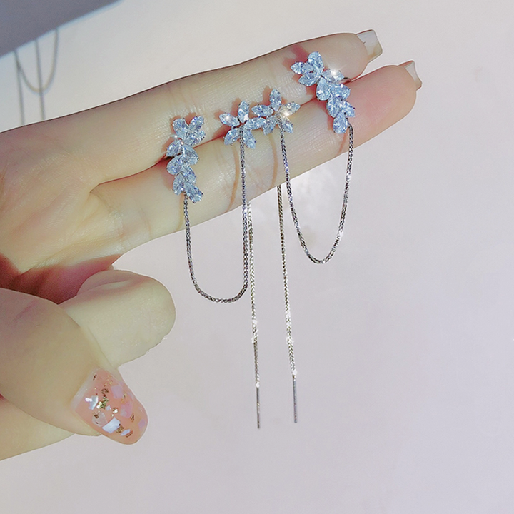 "Unisex tofs hängande örhängen med glänsande zirkoninlägg och dekorativ design, perfekta som hypoallergena accessoarer."