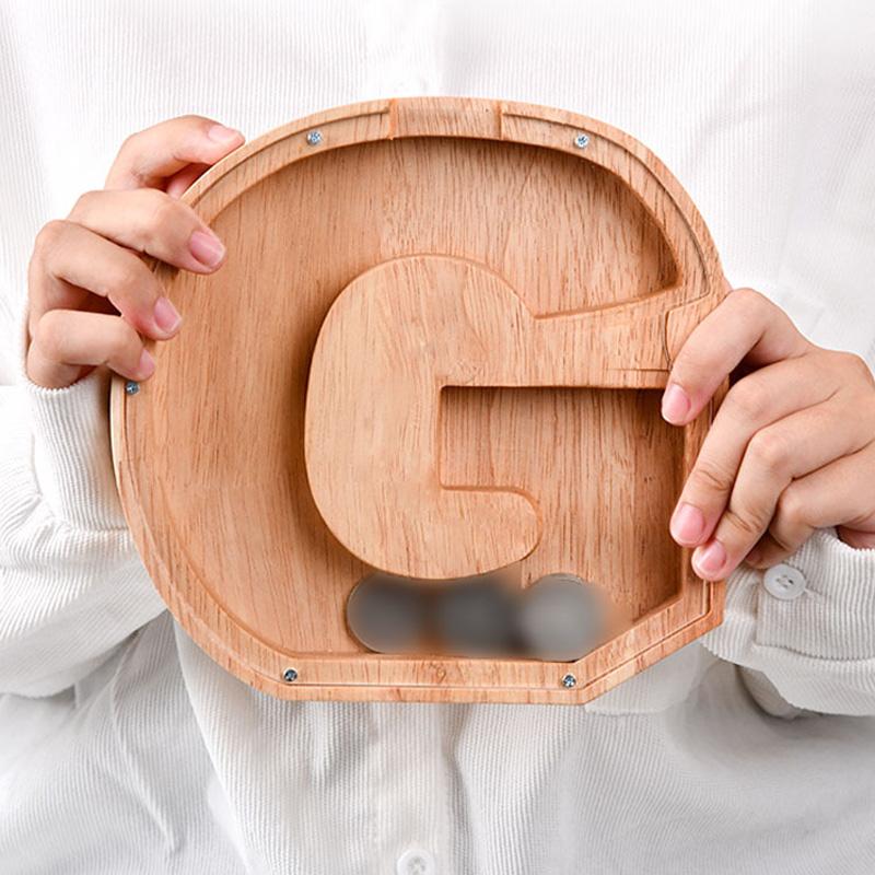 "Unisex trä spargris med bokstavsdesign i ek, miljövänlig och barnsäker, inkluderar alfabetklistermärken för personlig stil."