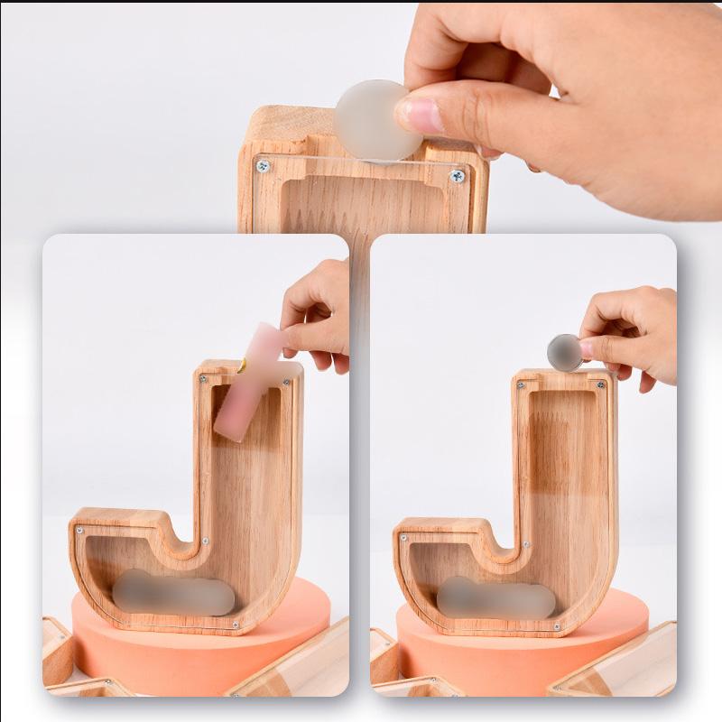 "Unisex trä spargris med bokstavsdesign i ek, miljövänlig och barnsäker, inkluderar alfabetklistermärken för personlig stil."