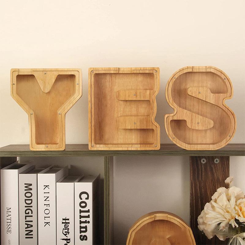 "Unisex trä spargris med bokstavsdesign i ek, miljövänlig och barnsäker, inkluderar alfabetklistermärken för personlig stil."