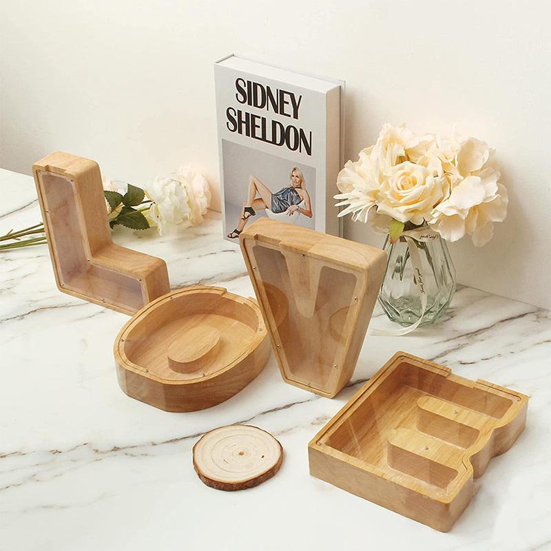 "Unisex trä spargris med bokstavsdesign i ek, miljövänlig och barnsäker, inkluderar alfabetklistermärken för personlig stil."