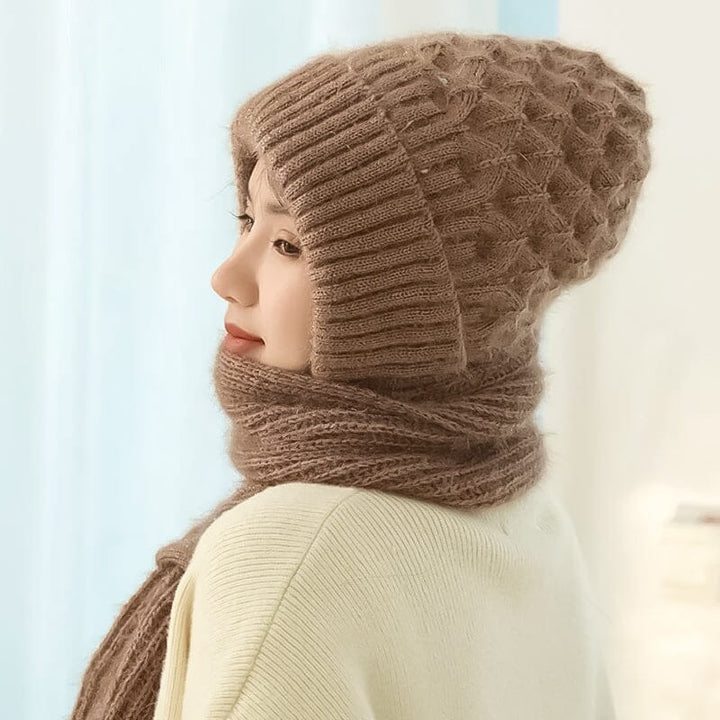 "Unisex vindtät mössa och halsduk i beige polyester, stiliga och funktionella för kalla vinterdagar. One size."
