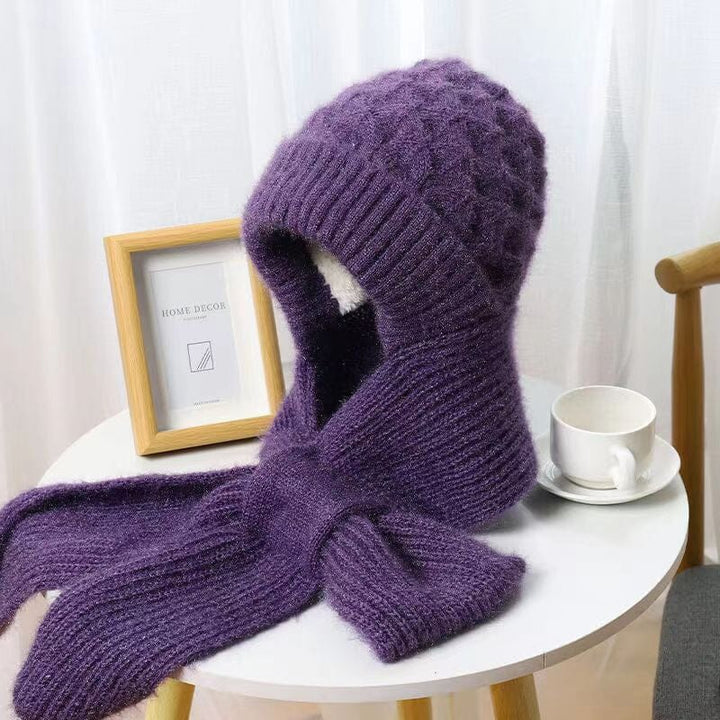 "Unisex vindtät mössa och halsduk i beige polyester, stiliga och funktionella för kalla vinterdagar. One size."