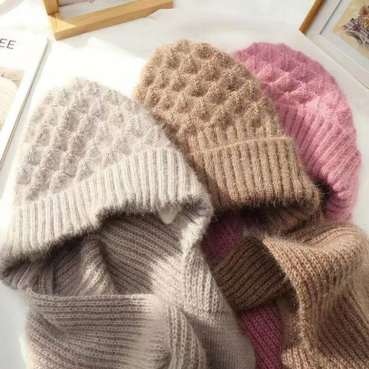 "Unisex vindtät mössa och halsduk i beige polyester, stiliga och funktionella för kalla vinterdagar. One size."