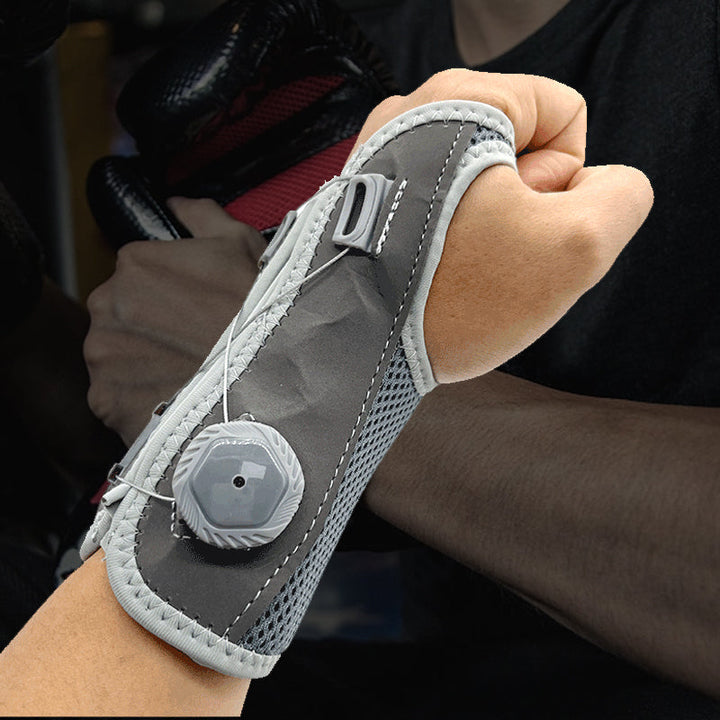 "Unisex vrist stödbandage i grå och svart för sport och träning, med justerbar passform och mikrofibertyg för stöd."