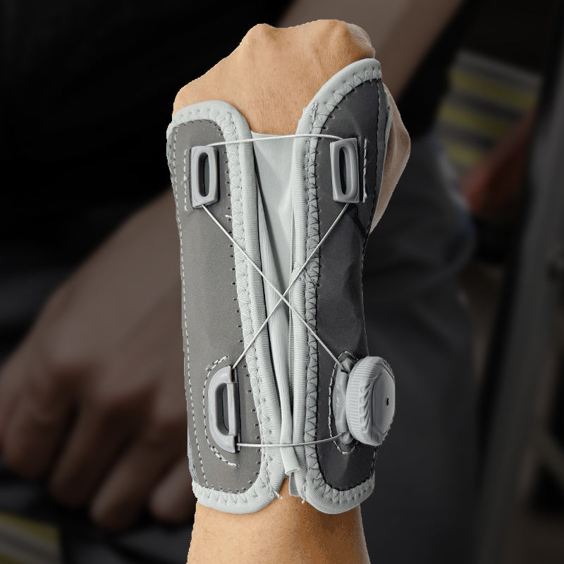 "Unisex vrist stödbandage i grå och svart för sport och träning, med justerbar passform och mikrofibertyg för stöd."