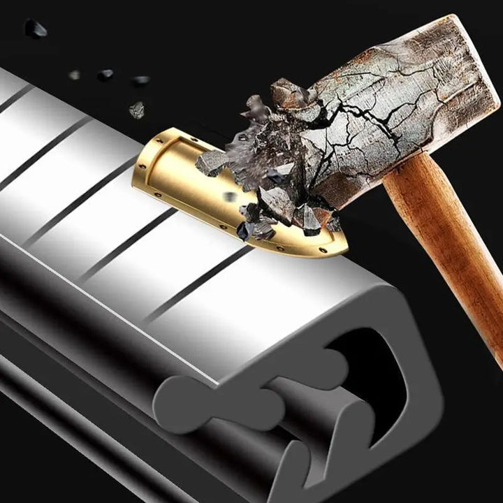 "Universal kantskydd för bildörr i slitstark PVC, U-formad design, visas i snygg grå färg på fordonskant."