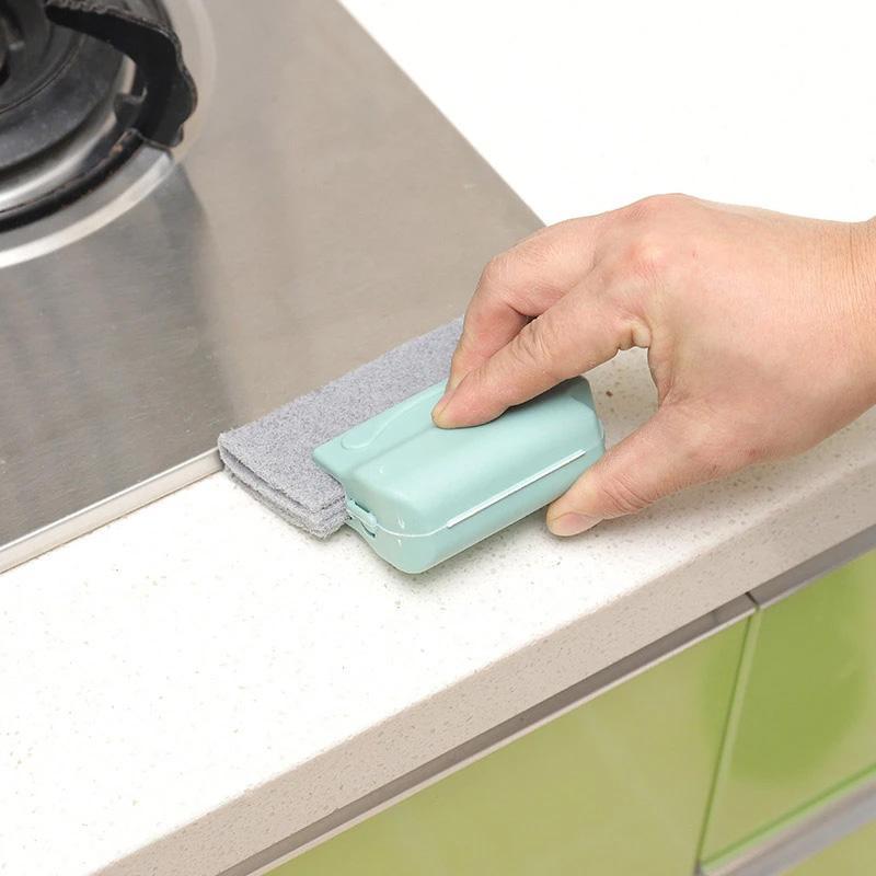 "Universal små rengöringsborstar för fönstersprickor och dörrskenor, grå, grön, beige, 14x8,5 cm, ergonomiskt ABS-handtag."