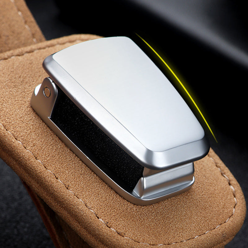 "Universell solglasögonklämma på bilvisir, robust aluminium och läder, skyddar glasögon, kompakt och lätt att installera."