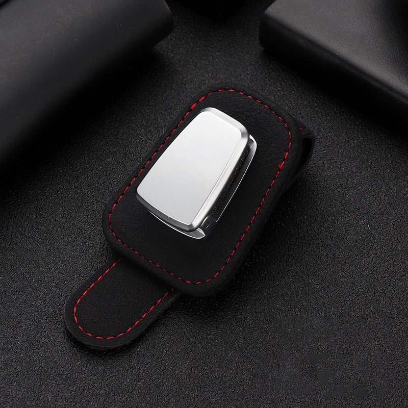 "Universell solglasögonklämma på bilvisir, robust aluminium och läder, skyddar glasögon, kompakt och lätt att installera."