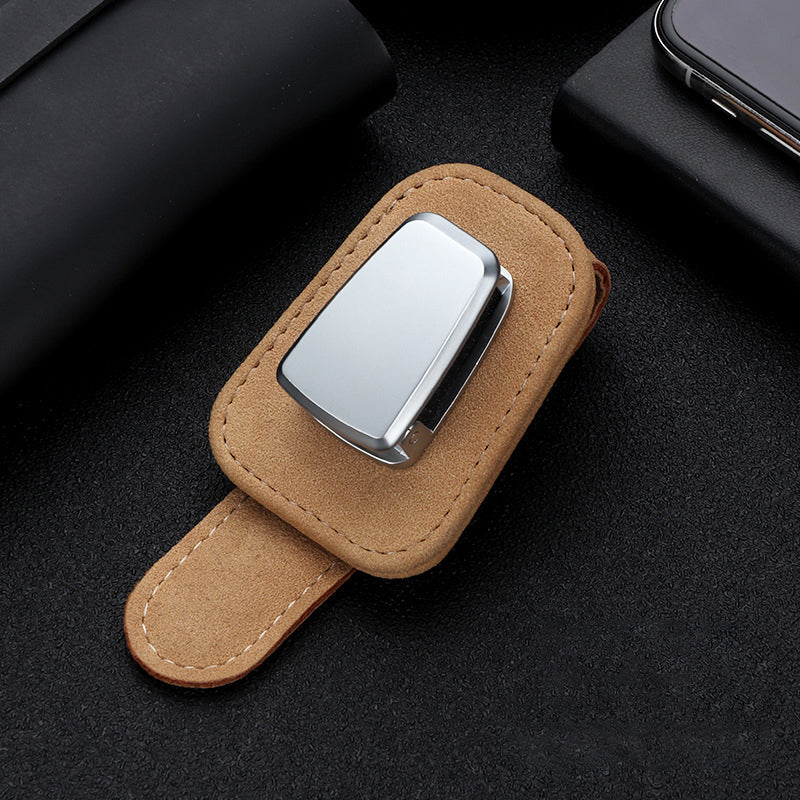 "Universell solglasögonklämma på bilvisir, robust aluminium och läder, skyddar glasögon, kompakt och lätt att installera."