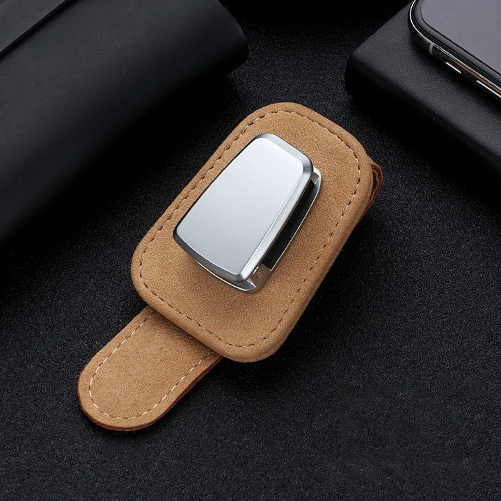 "Universell solglasögonklämma på bilvisir, robust aluminium och läder, skyddar glasögon, kompakt och lätt att installera."