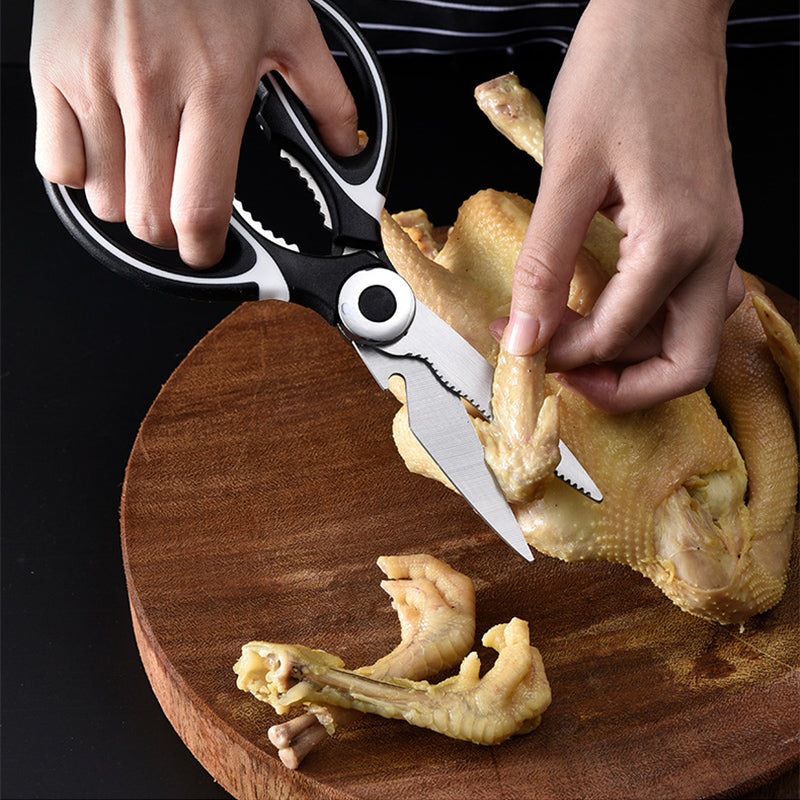 "Universella kökssaxar i svart rostfritt stål, hållbar design, perfekt för kött och grönsaker. Ergonomiskt handtag."
