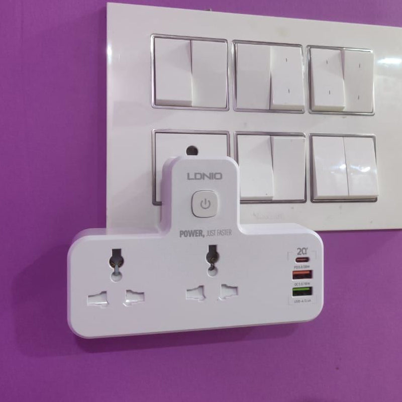 "Universellt eluttag med nattlampa och USB-portar, multifunktionell design, vit, modern, för hem och kontor."