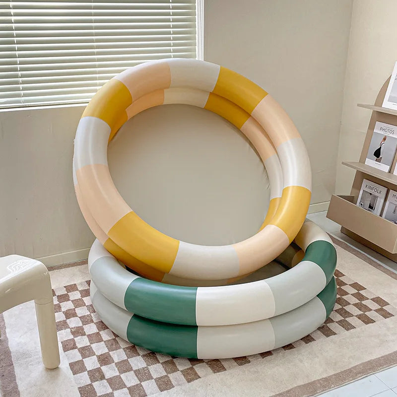 Uppblåsbar baby pool i retrodesign med livliga färger för lek och svalka, diameter 90 cm, höjd 26 cm, silikonmaterial.