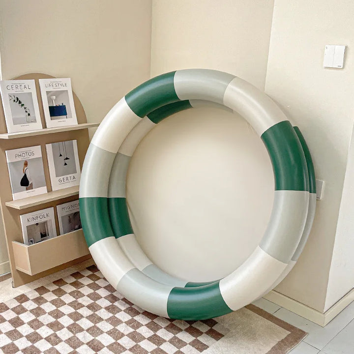 Uppblåsbar baby pool i retrodesign med livliga färger för lek och svalka, diameter 90 cm, höjd 26 cm, silikonmaterial.