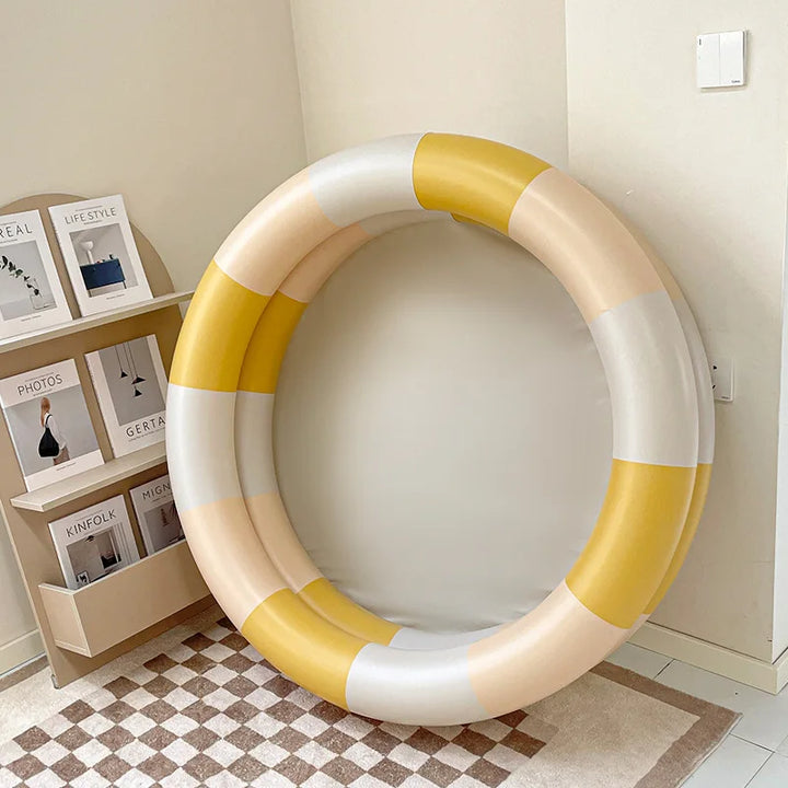 Uppblåsbar baby pool i retrodesign med livliga färger för lek och svalka, diameter 90 cm, höjd 26 cm, silikonmaterial.