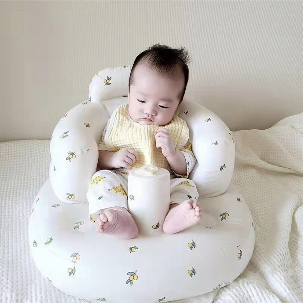 "Uppblåsbar babysoffa med ergonomiskt ryggstöd, i pastellfärger, för barn 3-48 månader, ideal för trygg sittkomfort."