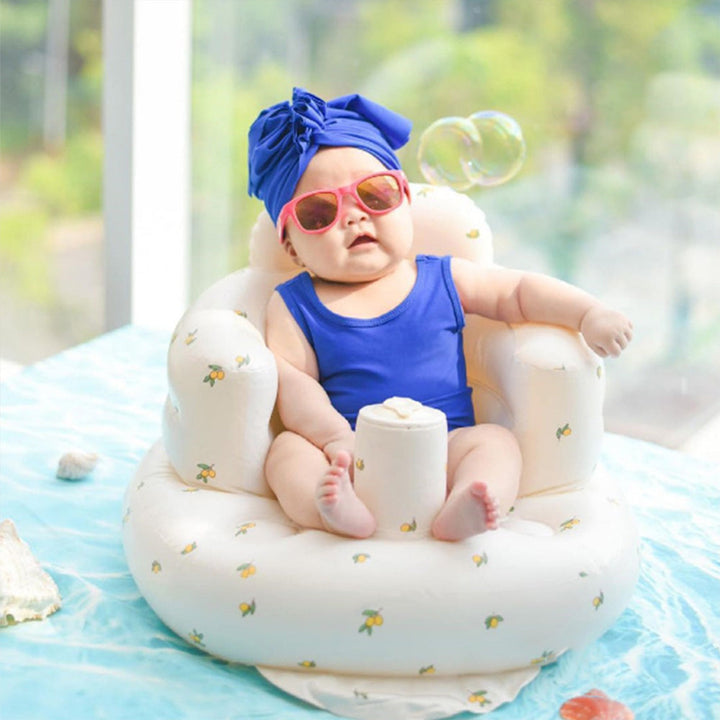 "Uppblåsbar babysoffa med ergonomiskt ryggstöd, i pastellfärger, för barn 3-48 månader, ideal för trygg sittkomfort."