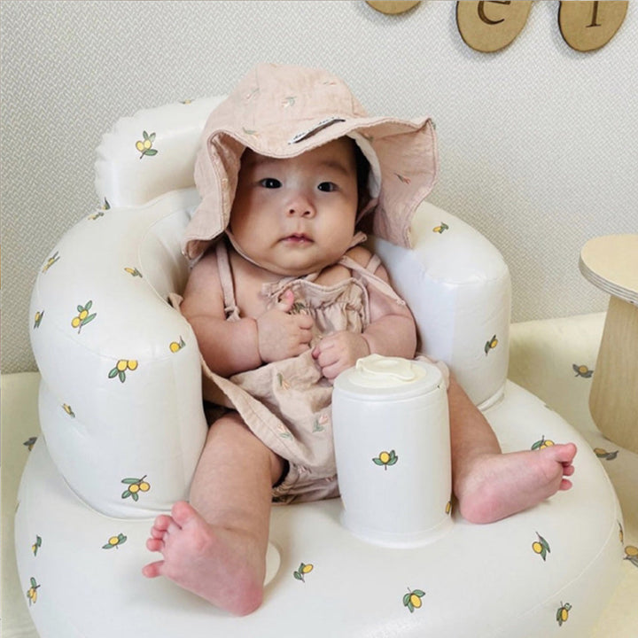 "Uppblåsbar babysoffa med ergonomiskt ryggstöd, i pastellfärger, för barn 3-48 månader, ideal för trygg sittkomfort."