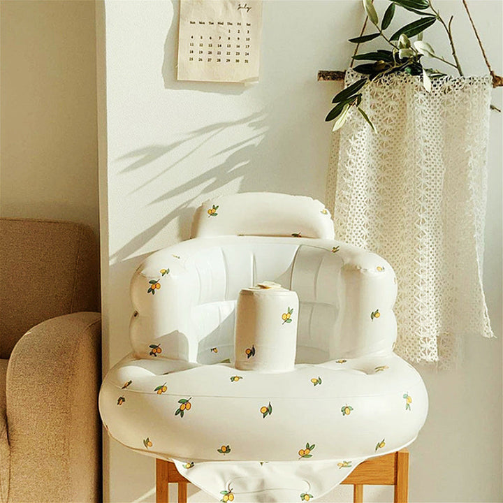 "Uppblåsbar babysoffa med ergonomiskt ryggstöd, i pastellfärger, för barn 3-48 månader, ideal för trygg sittkomfort."