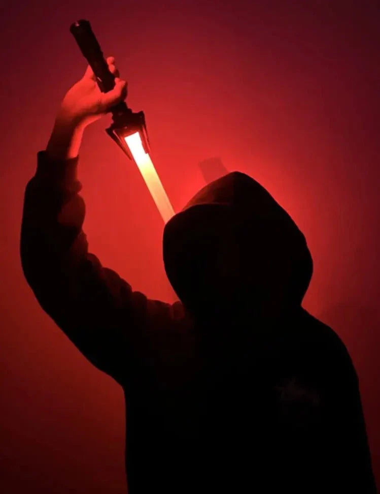 Uppfällbart ljussabel-svärd med realistiska ljuseffekter för cosplay, perfekt för Jedi och Sith fans.
