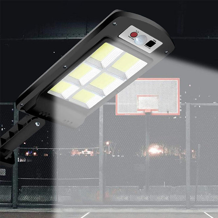 Utomhus LED-sensorlampa för trädgård och uppfart, solcell, hållbar, väderbeständig, stilren vit design, IP65-certifierad.