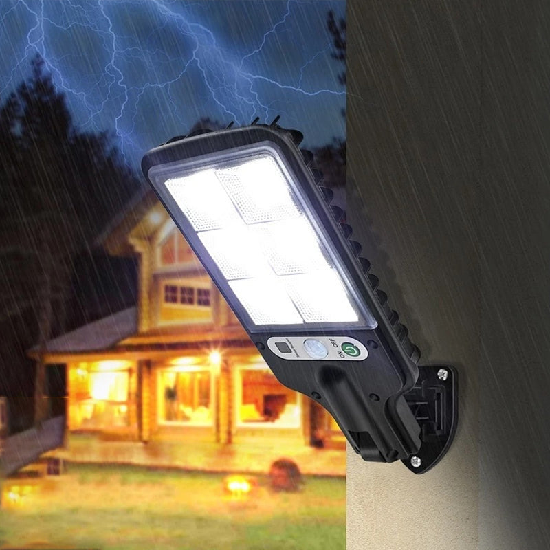 "Utomhus soldriven LED-lampa med rörelsedetektor och fjärrkontroll, 6000K kallvitt ljus, IP65 vattentät design."