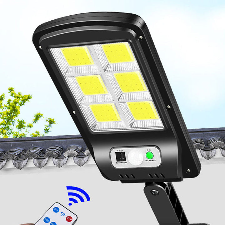 "Utomhus soldriven LED-lampa med rörelsedetektor och fjärrkontroll, 6000K kallvitt ljus, IP65 vattentät design."