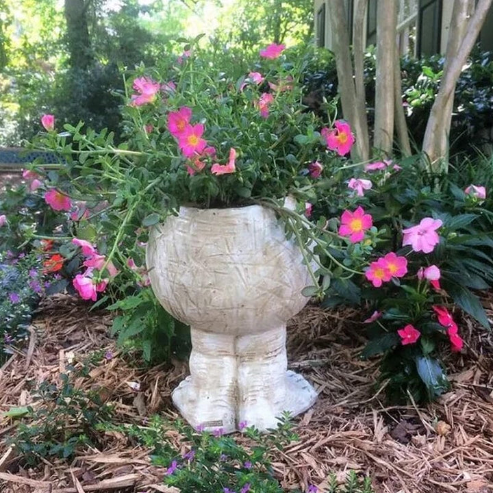 "Uttrycksfull ansiktskruka i harts med handmålad finish, idealisk för unik trädgårdsdekoration och dekoration inomhus."