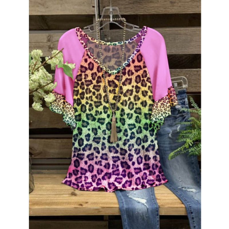 "V-ringad damtopp med leopardmönster och volangdetaljer, trendig för vår och sommarstil."