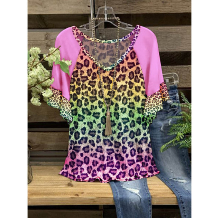 "V-ringad damtopp med leopardmönster och volangdetaljer, trendig för vår och sommarstil."