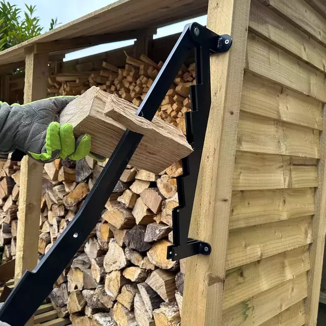 "Väggmonterad vedklyv i robust kolstål, kompakt design för enkel vedhantering både inomhus och utomhus."