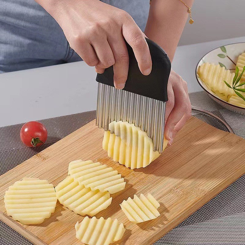 "Vågig rostfri potatiskniv med ergonomiskt handtag, unikt vågformat blad, optimal för grönsaker i köket."