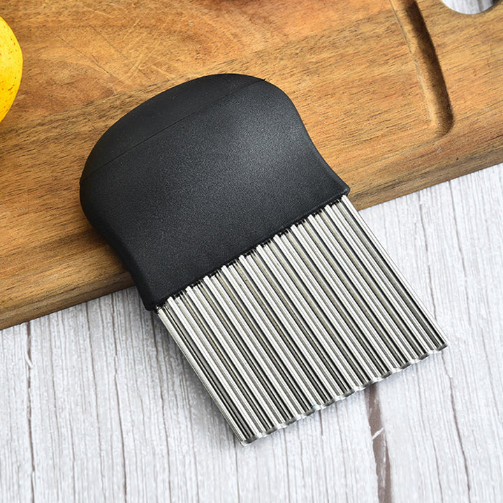 "Vågig rostfri potatiskniv med ergonomiskt handtag, unikt vågformat blad, optimal för grönsaker i köket."