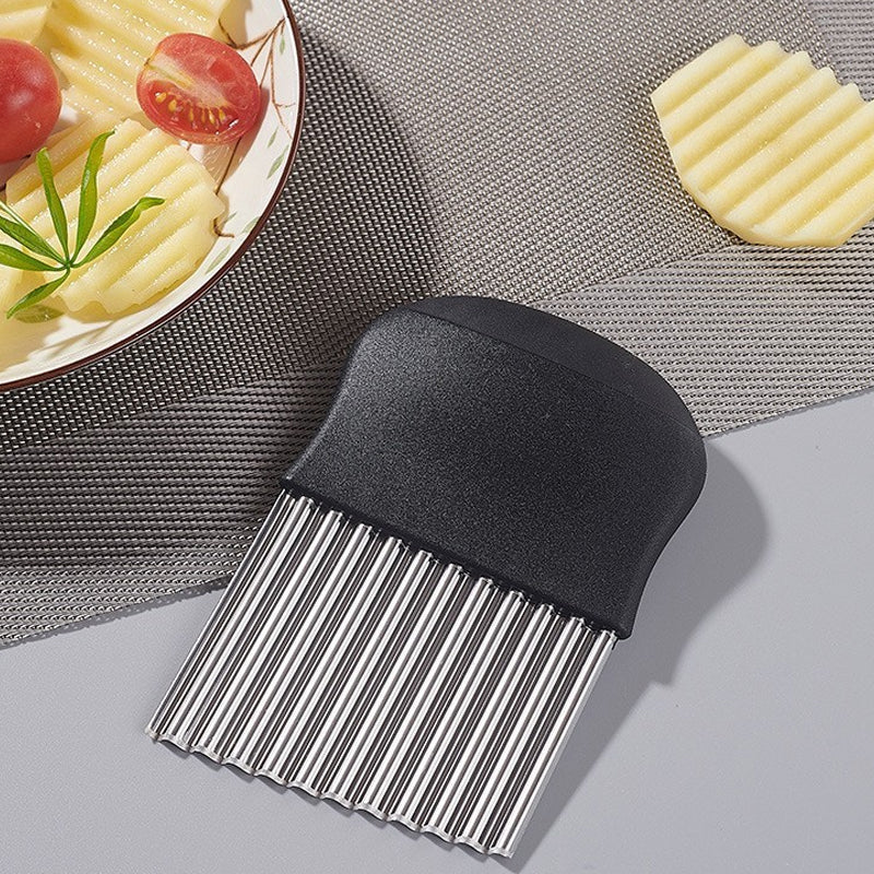 "Vågig rostfri potatiskniv med ergonomiskt handtag, unikt vågformat blad, optimal för grönsaker i köket."