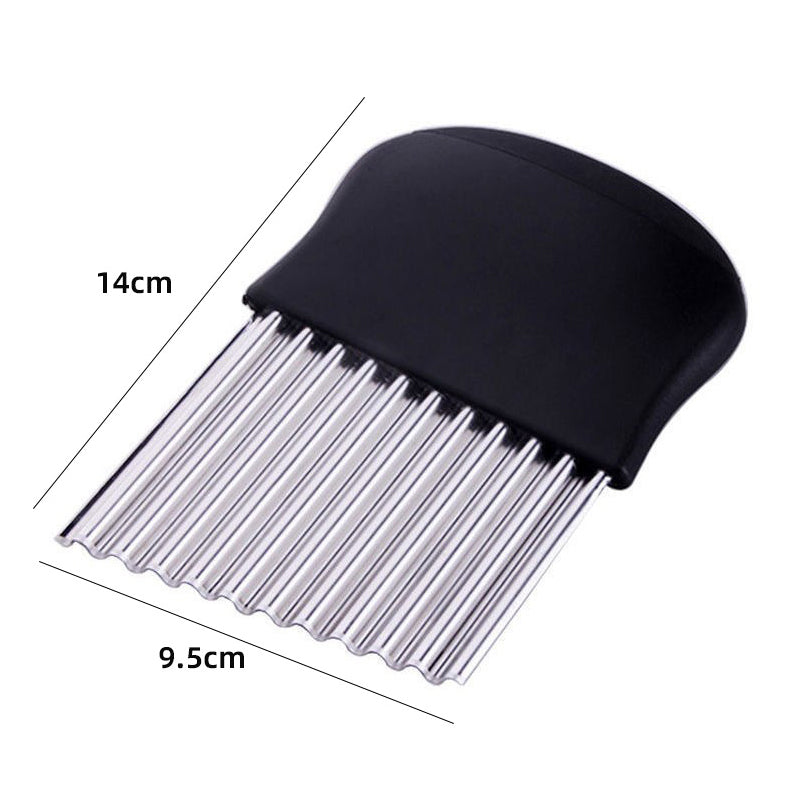 "Vågig rostfri potatiskniv med ergonomiskt handtag, unikt vågformat blad, optimal för grönsaker i köket."