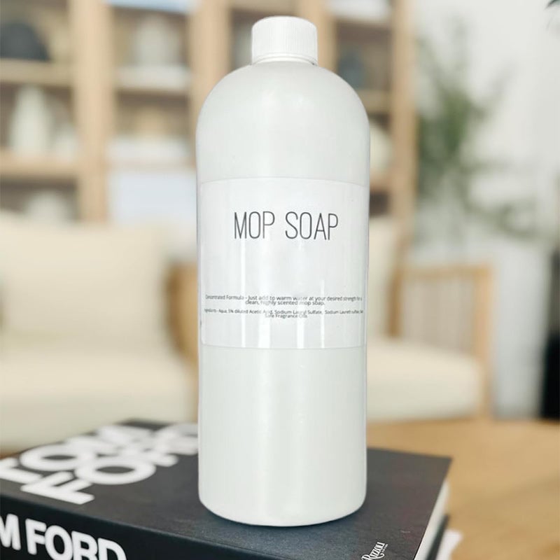 Väldoftande mopp-tvål i flaska, blommig och citrusdoft, för effektiv golvrengöring. Miljövänlig design, 750 ml.